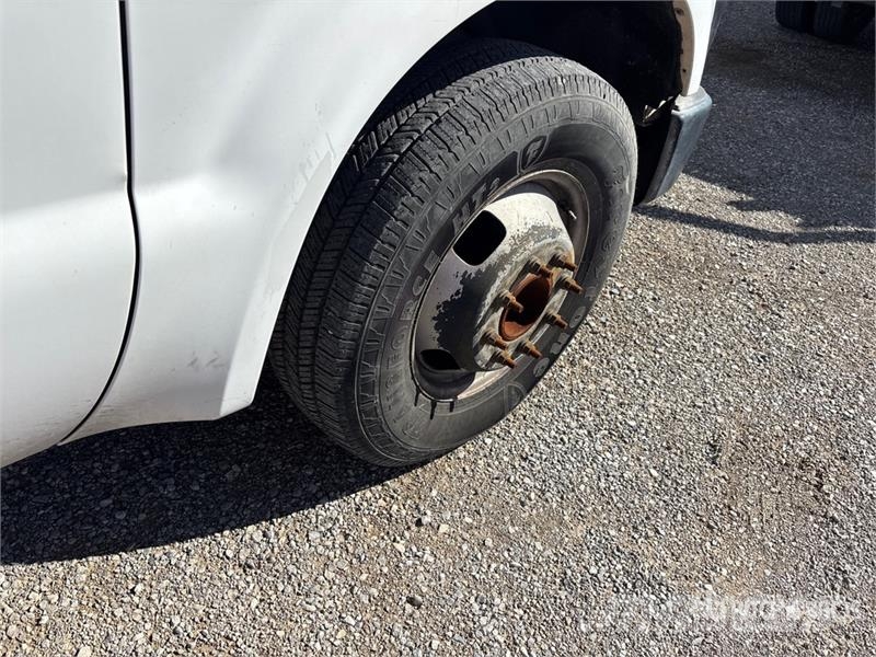 Ford F-350 Vieglais kravas automobilis/izkraušana no sāniem