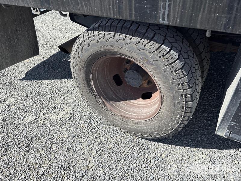 Ford F-350 Tovornjaki s kesonom/platojem