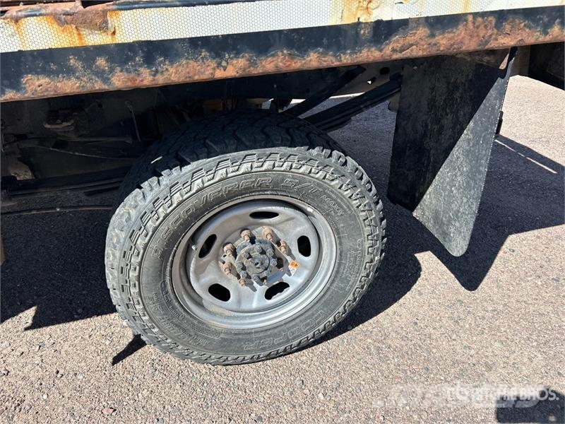 Ford F-350 Tovornjaki s kesonom/platojem