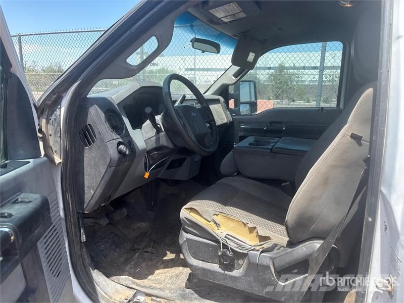 Ford F-350 駕駛室與內部