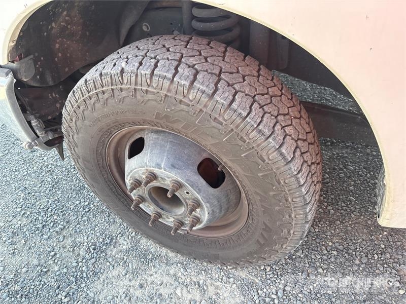 Ford F-350 Tovornjaki s kesonom/platojem