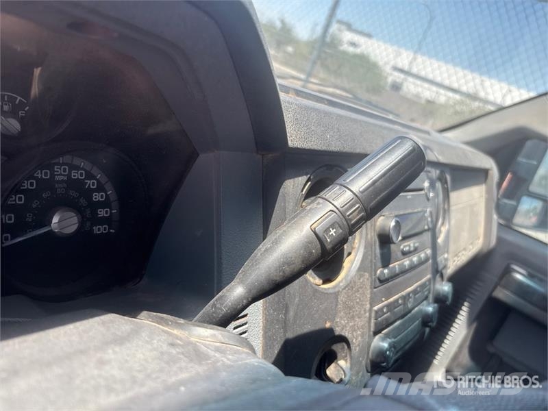 Ford F-350 駕駛室與內部