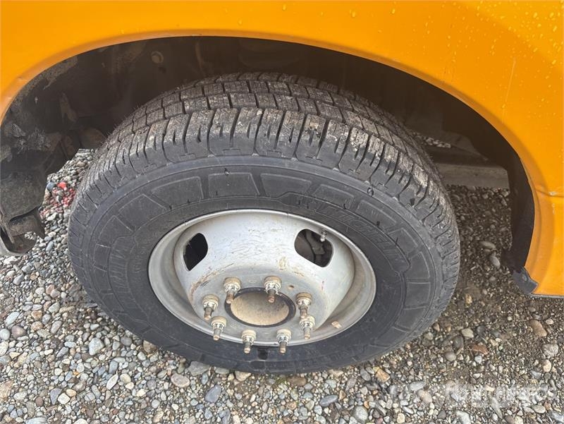 Ford F-350 Tovornjaki s kesonom/platojem
