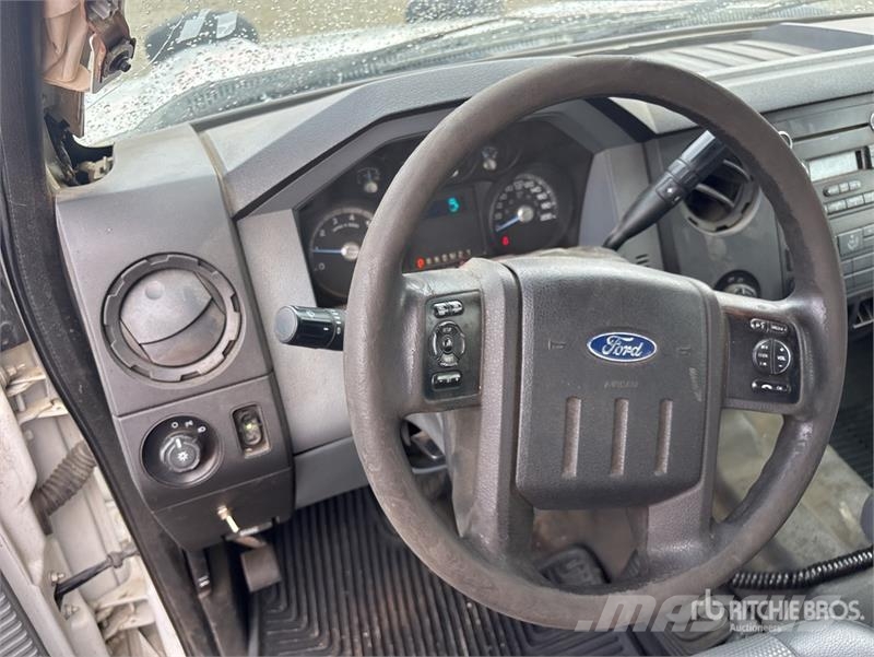 Ford F-350 Vezetőfülke és belső tartozékok