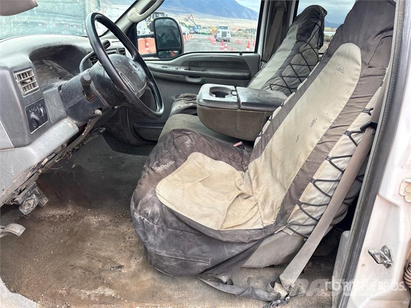 Ford F-350 Tovornjaki s kesonom/platojem