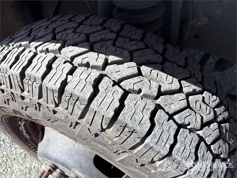 Ford F-350 Tovornjaki s kesonom/platojem