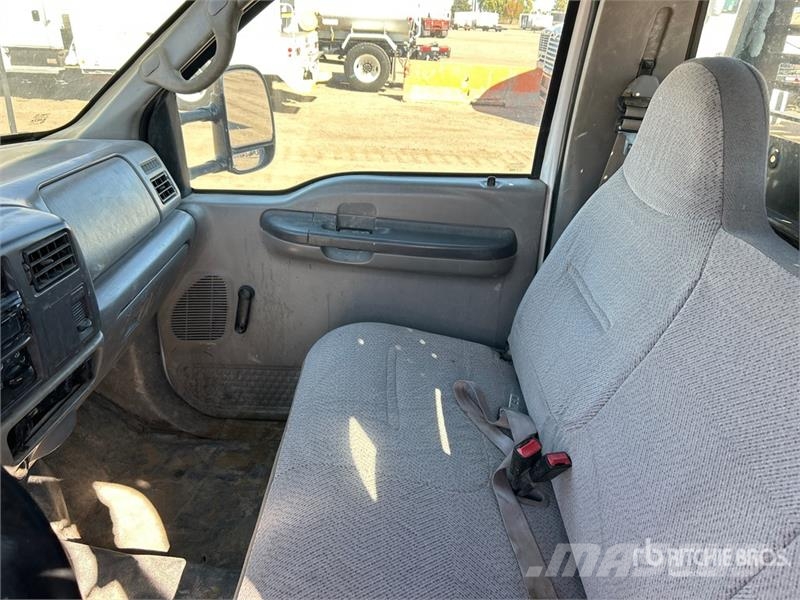 Ford F-350 Tovornjaki s kesonom/platojem