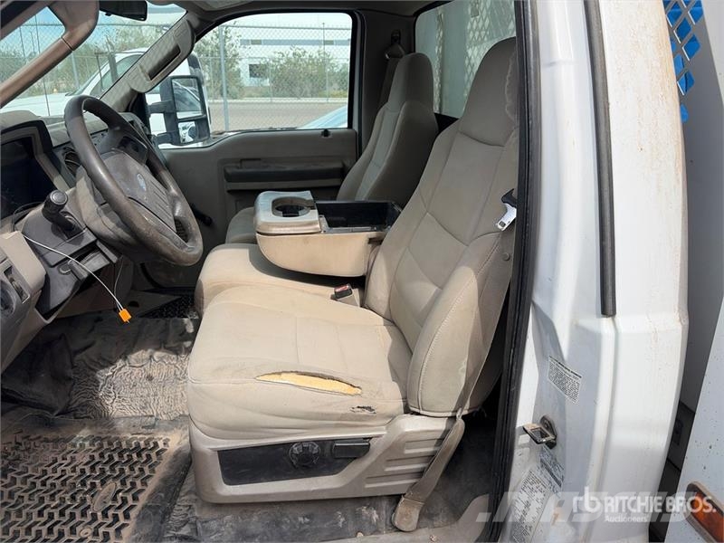 Ford F-350 Platós / Ponyvás teherautók
