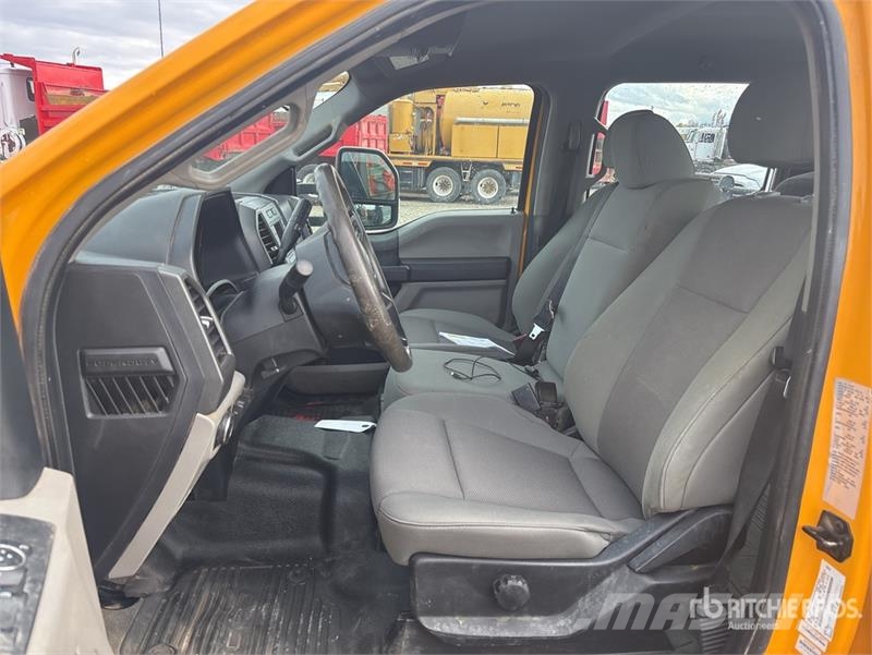 Ford F-350 Tovornjaki s kesonom/platojem