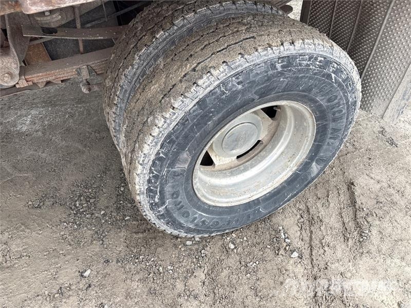 Ford F-350 Tovornjaki s kesonom/platojem