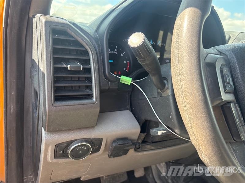Ford F-350 Platós / Ponyvás teherautók