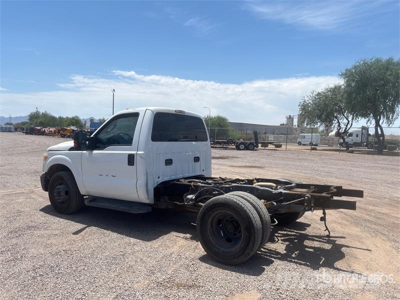Ford F-350 駕駛室與內部