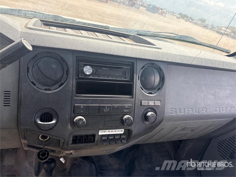 Ford F-350 Tovornjaki s kesonom/platojem