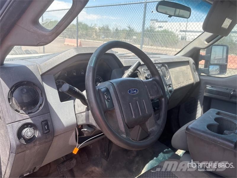 Ford F-350 駕駛室與內部