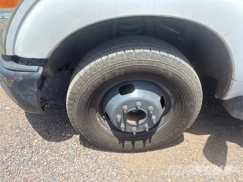Ford F-350 駕駛室與內部