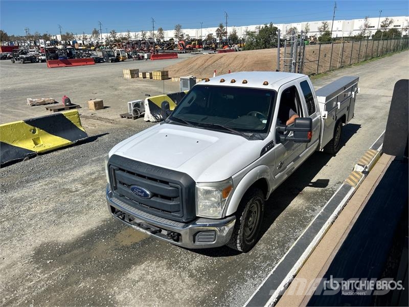 Ford F-350 4x2 Extended Cab Utility Truck Utilitaire benne