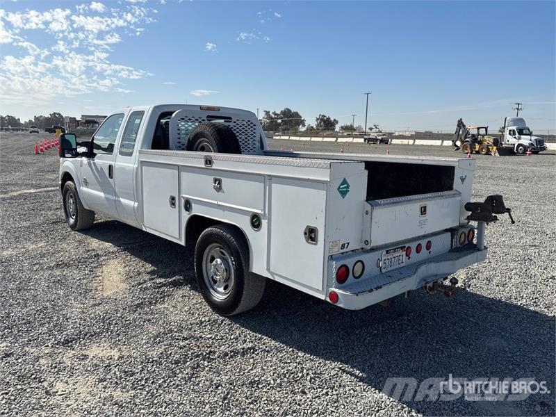 Ford F-350 4x2 Extended Cab Utility Truck Vieglais kravas automobilis/izkraušana no sāniem