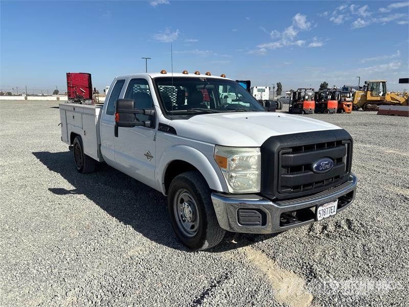 Ford F-350 4x2 Extended Cab Utility Truck Vieglais kravas automobilis/izkraušana no sāniem