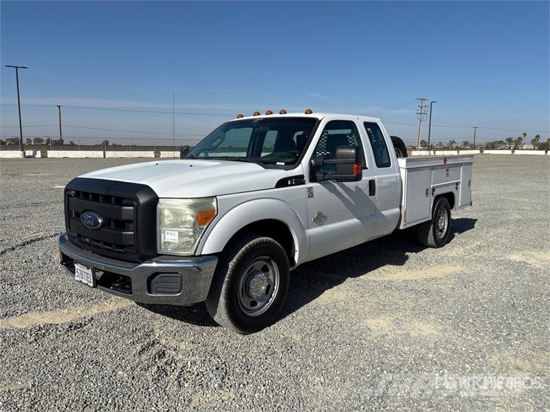 Ford F-350 4x2 Extended Cab Utility Truck Vieglais kravas automobilis/izkraušana no sāniem