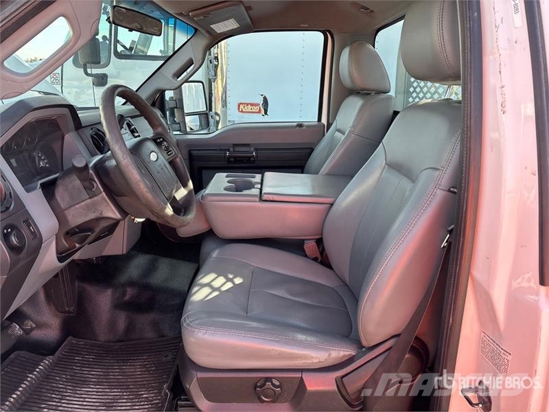 Ford F-350 4x2 Utility Truck Vieglais kravas automobilis/izkraušana no sāniem