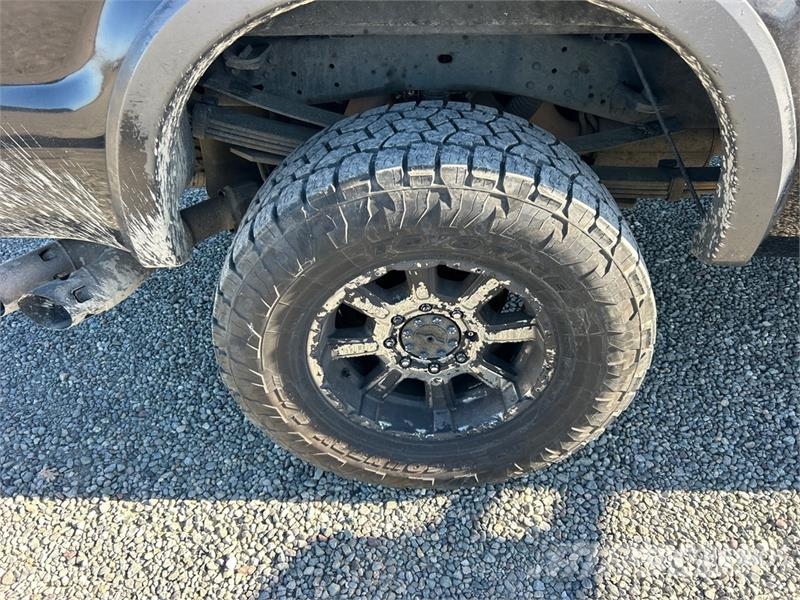 Ford F-350 4x4 Crew Cab Pickup 其他
