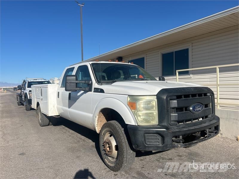 Ford F-350 4x4 Crew Cab Pickup Egyéb