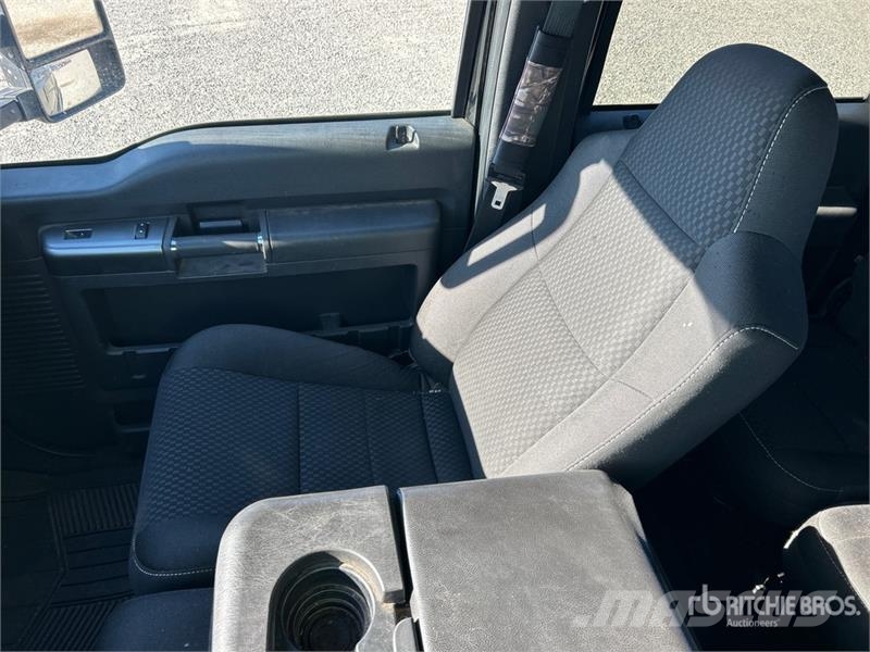 Ford F-350 4x4 Crew Cab Pickup 其他