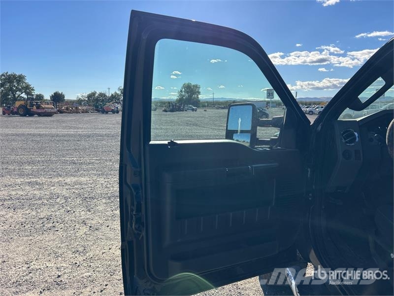 Ford F-350 4x4 Crew Cab Pickup 其他