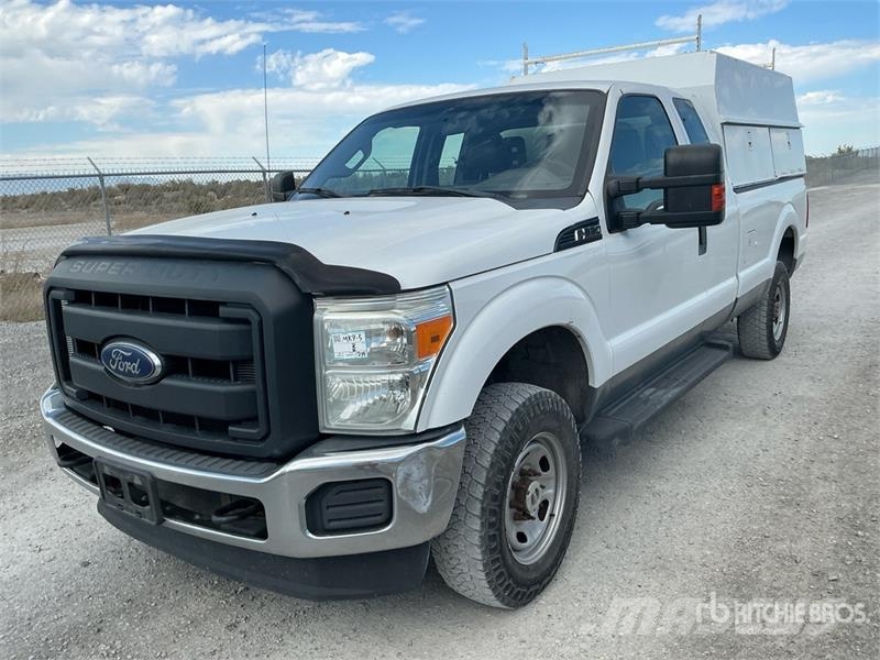 Ford F-350 4x4 Extended Cab Pickup Otros