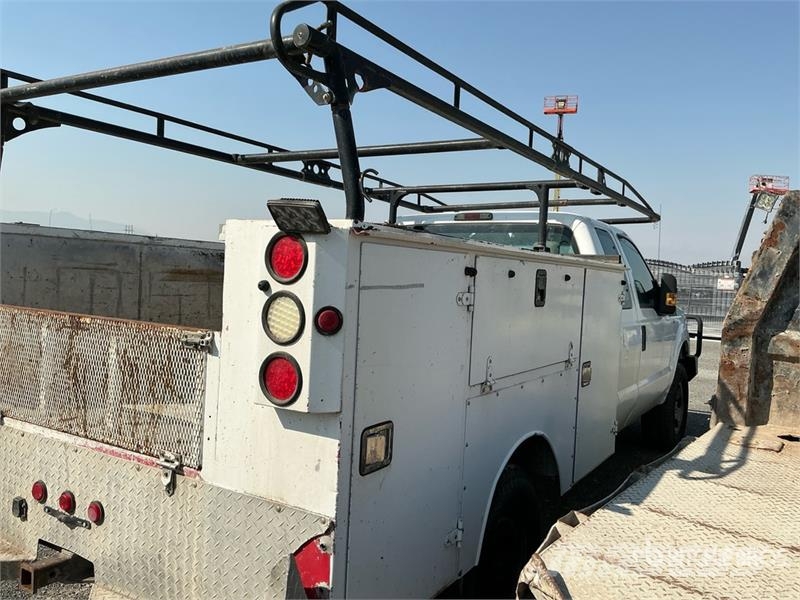 Ford F-350 4x4 Extended Cab Utility Truck (Inoperable) Pick up/Dropside
