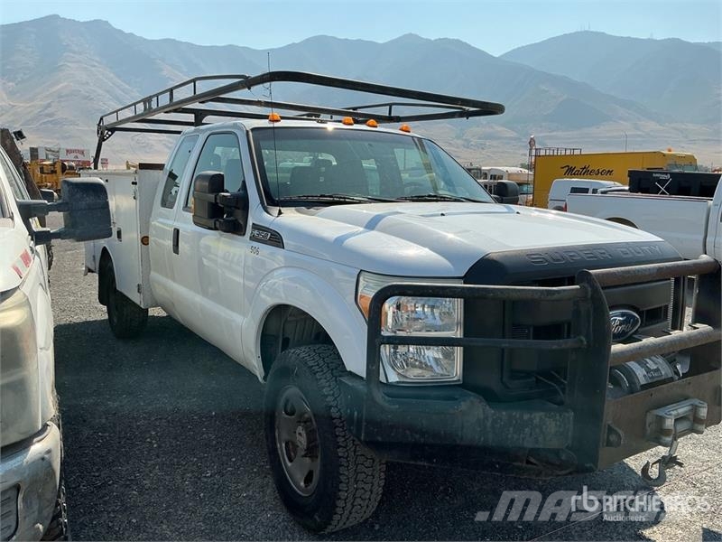 Ford F-350 4x4 Extended Cab Utility Truck (Inoperable) Pick up/Dropside