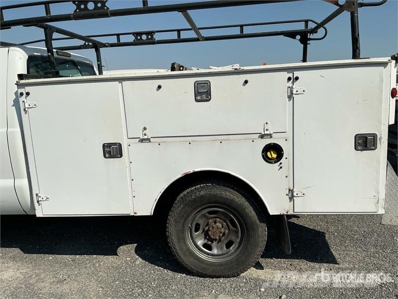 Ford F-350 4x4 Extended Cab Utility Truck (Inoperable) Pick up/Dropside