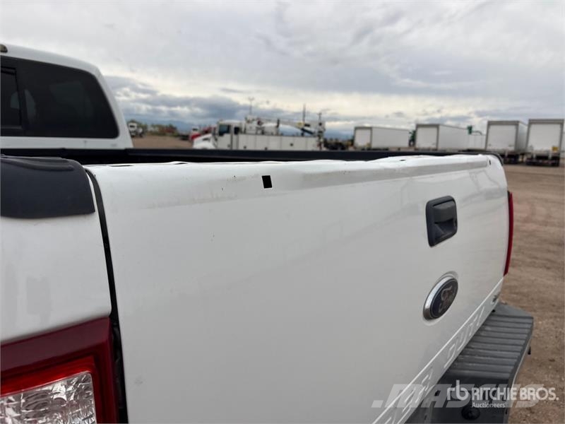 Ford F-350 Lariat 4x4 Crew Cab Pickup その他