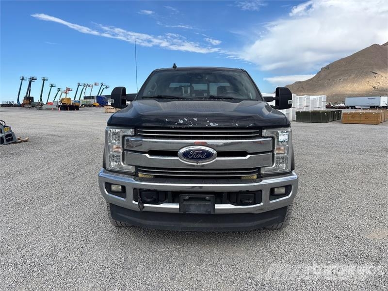 Ford F-350 Lariat 4x4 Crew Cab Pickup Otras furgonetas
