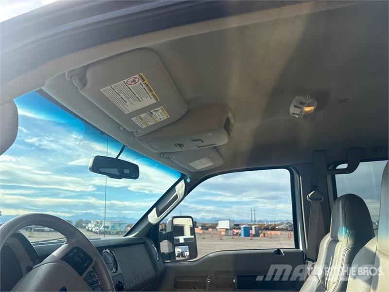 Ford F-350 Lariat 4x4 Crew Cab Pickup Otras furgonetas