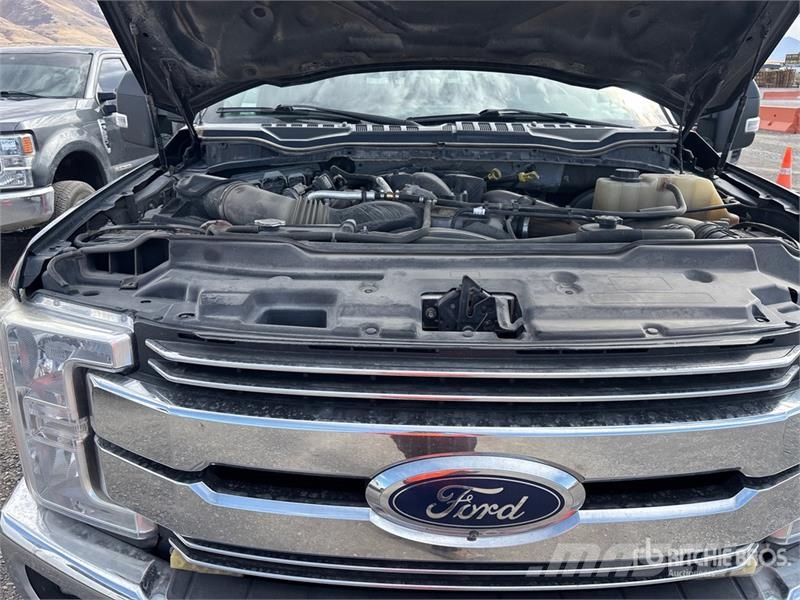 Ford F-350 Lariat 4x4 Crew Cab Pickup Otras furgonetas
