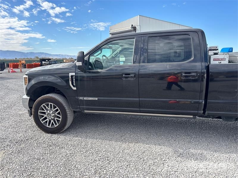 Ford F-350 Lariat 4x4 Crew Cab Pickup Otras furgonetas