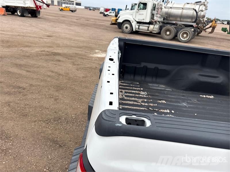 Ford F-350 Lariat 4x4 Crew Cab Pickup その他