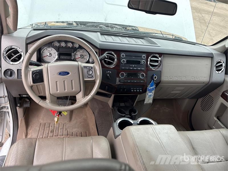 Ford F-350 Lariat 4x4 Crew Cab Pickup その他