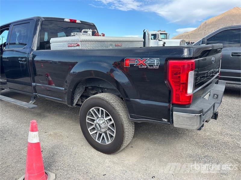 Ford F-350 Lariat 4x4 Crew Cab Pickup Otras furgonetas