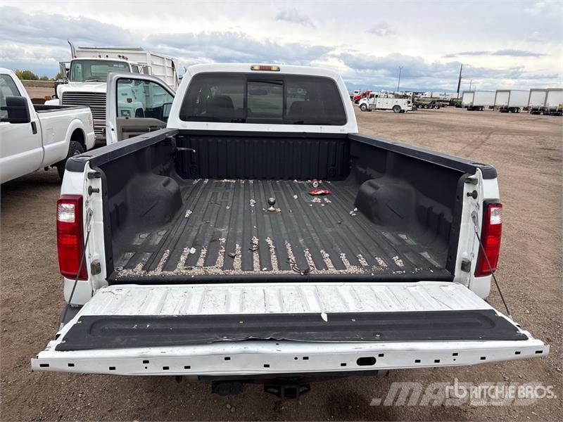 Ford F-350 Lariat 4x4 Crew Cab Pickup その他