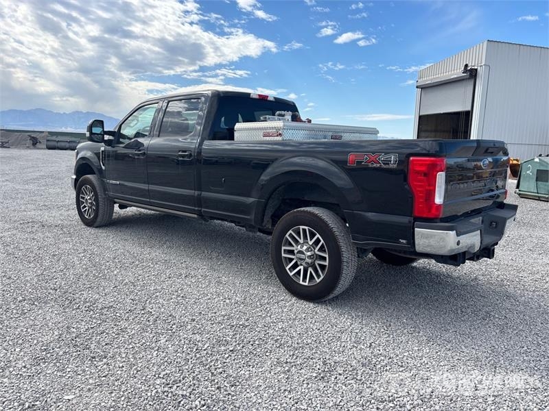 Ford F-350 Lariat 4x4 Crew Cab Pickup Otras furgonetas