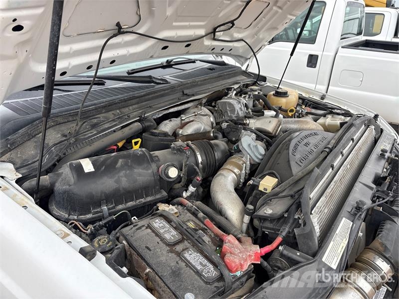 Ford F-350 Lariat 4x4 Crew Cab Pickup その他