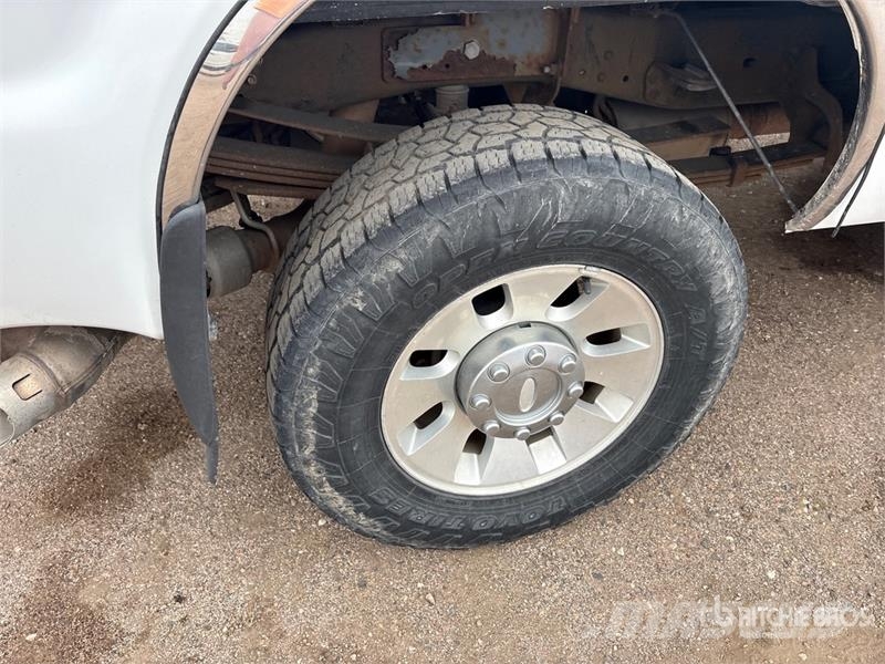 Ford F-350 Lariat 4x4 Crew Cab Pickup その他