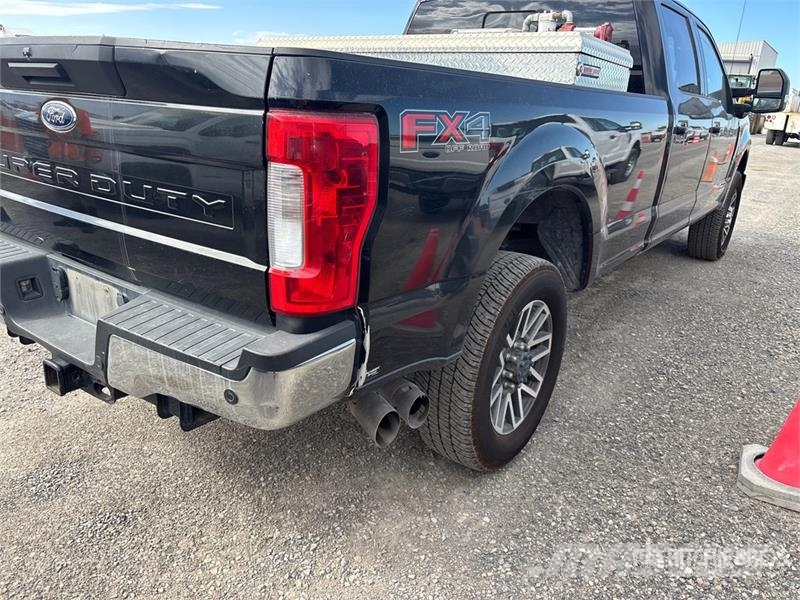 Ford F-350 Lariat 4x4 Crew Cab Pickup Otras furgonetas
