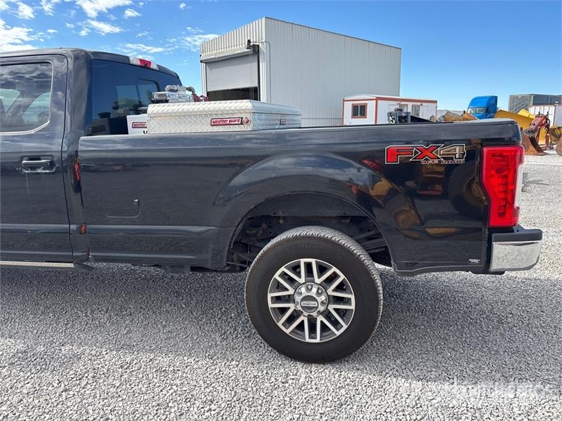 Ford F-350 Lariat 4x4 Crew Cab Pickup Otras furgonetas