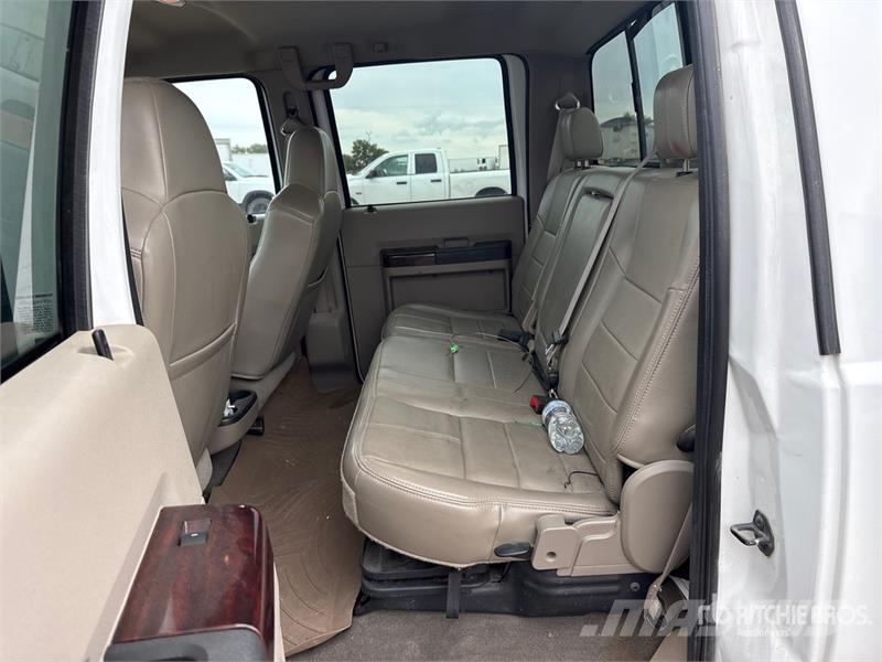 Ford F-350 Lariat 4x4 Crew Cab Pickup その他
