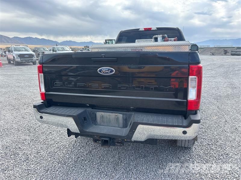 Ford F-350 Lariat 4x4 Crew Cab Pickup Otras furgonetas