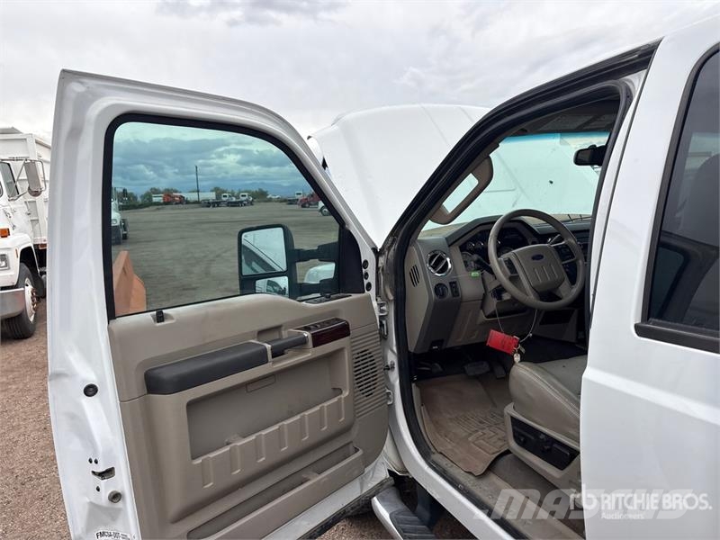 Ford F-350 Lariat 4x4 Crew Cab Pickup その他