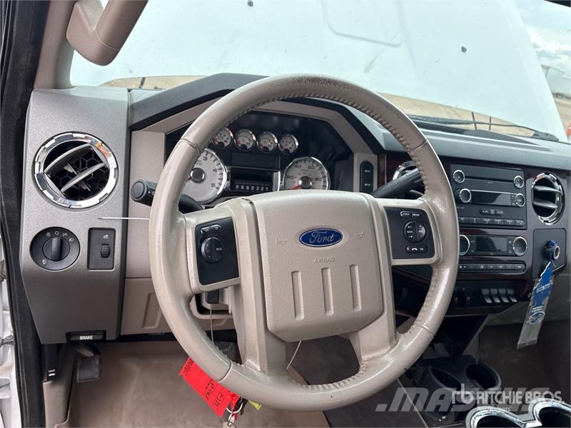 Ford F-350 Lariat 4x4 Crew Cab Pickup その他